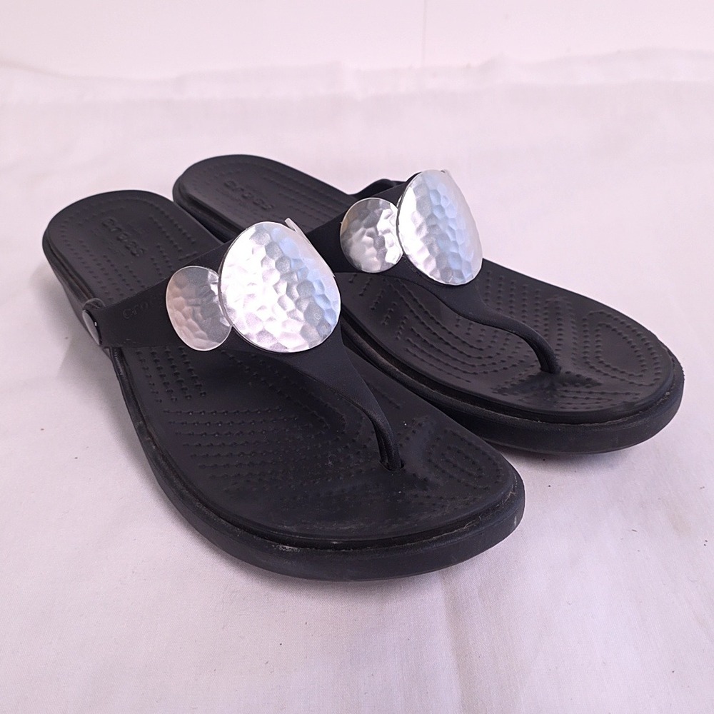 Crocs Sanrah Hammered Circle Sandals Women Size 11 Black Silver Wedge Flip Flops